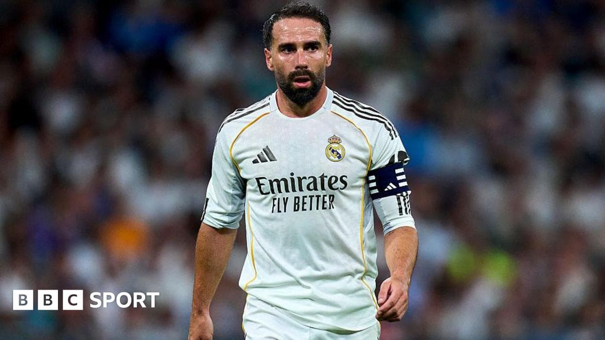 Jugador de Real Madrid con cinta de capitán en campo