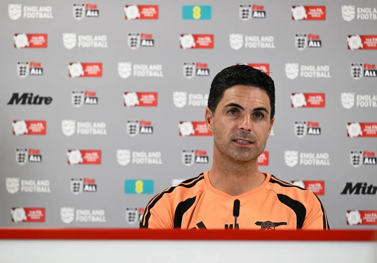 Entrenador hablando en rueda de prensa
