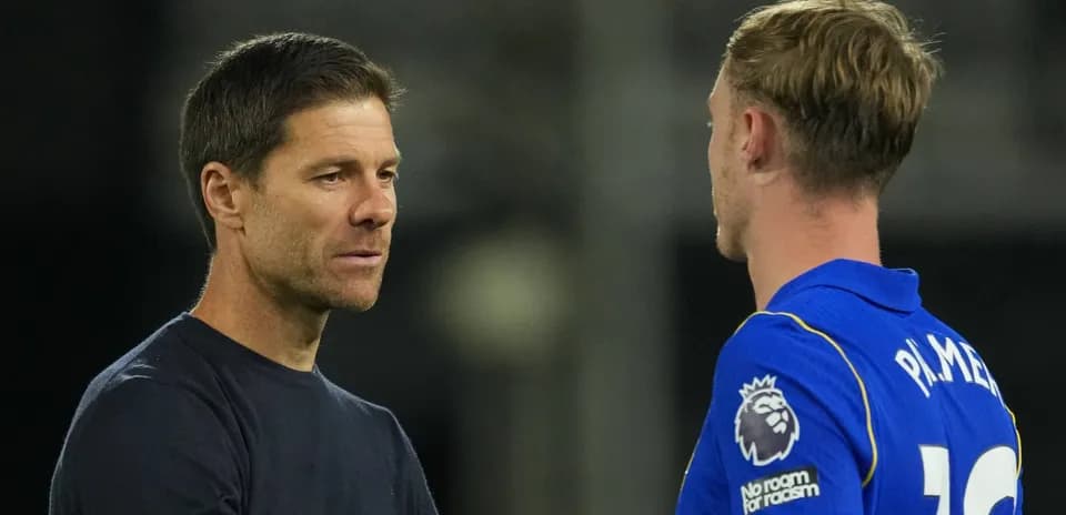 Entrenador hablando con jugador en el campo