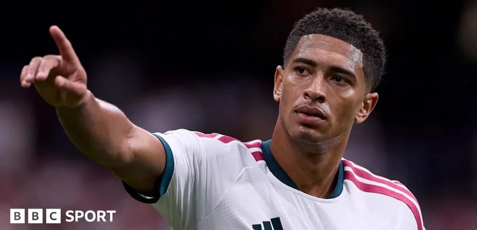 Jugador señalando durante un partido de fútbol