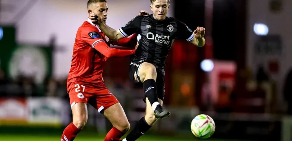 Jugador en acción durante partido de fútbol