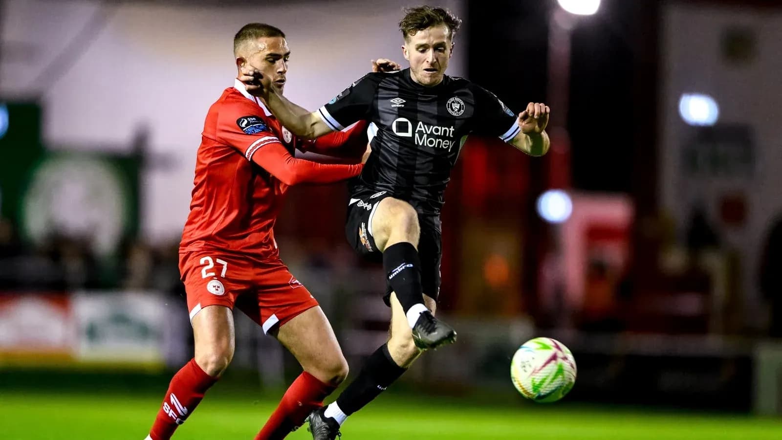 Jugador en acción durante partido de fútbol