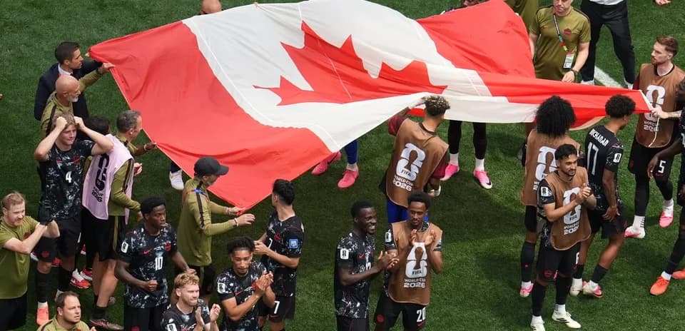Jugadores de Canadá sosteniendo la bandera