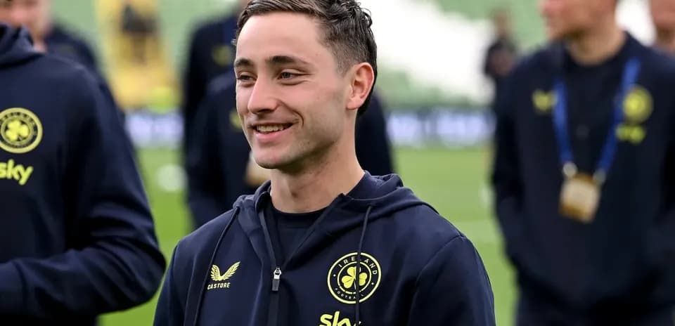Jugador sonriendo durante el calentamiento previo al partido
