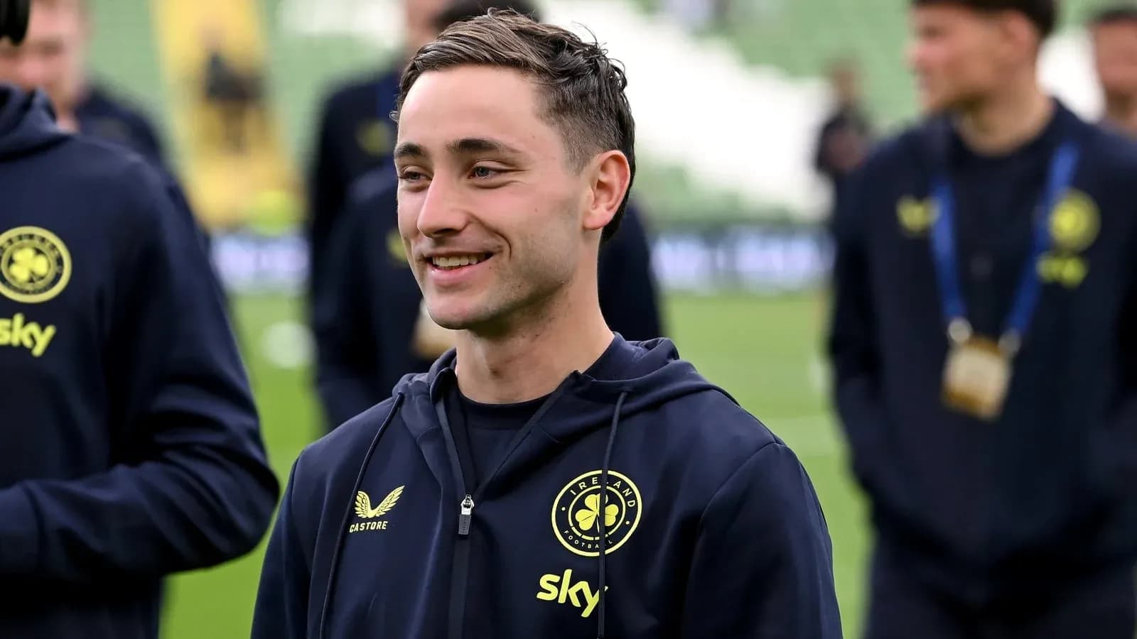 Jugador sonriendo durante el calentamiento previo al partido