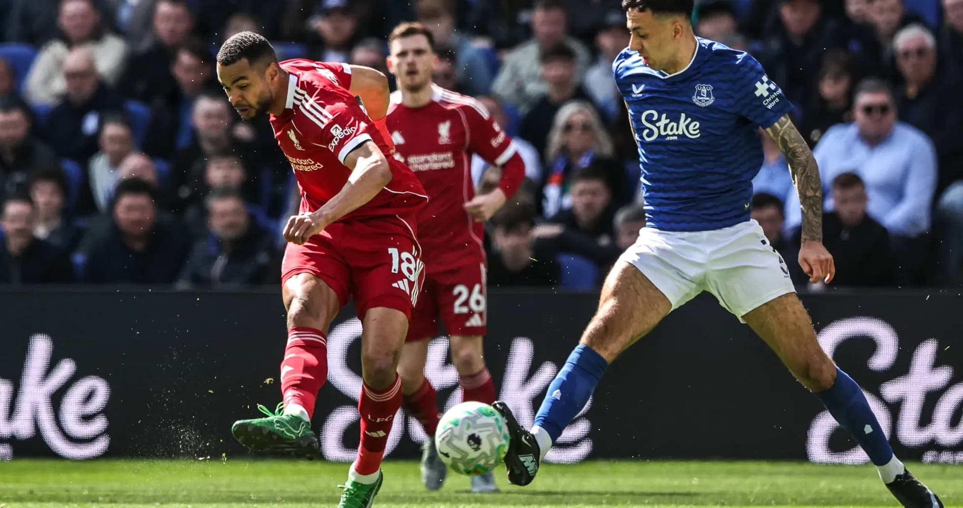 Jugador de Liverpool driblando ante defensa de Everton