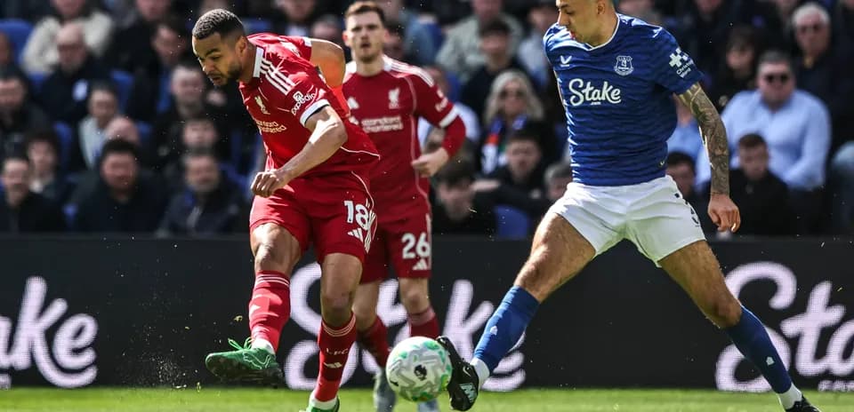 Jugador de Liverpool driblando ante defensa de Everton