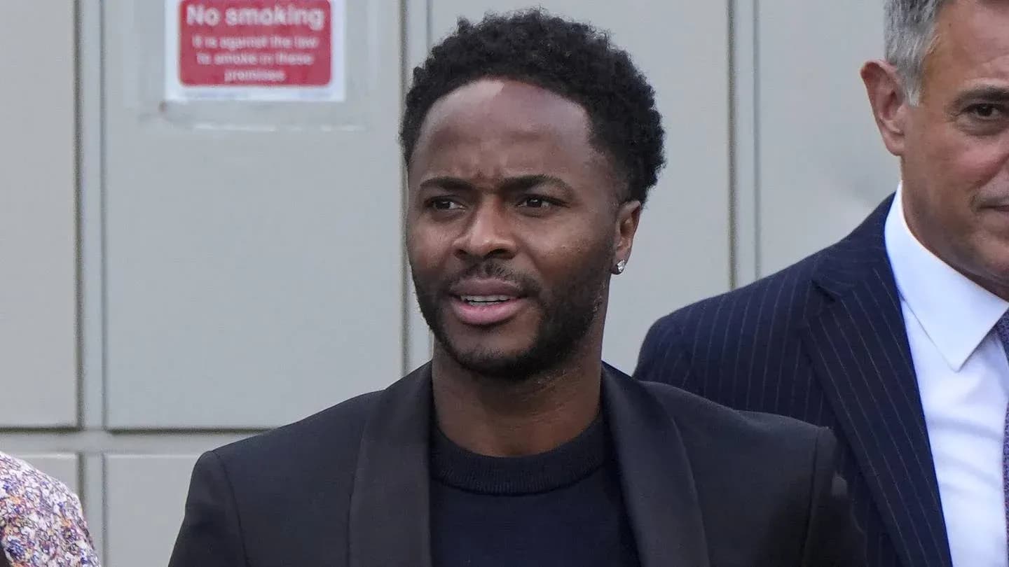 Hombre caminando con traje en un entorno urbano