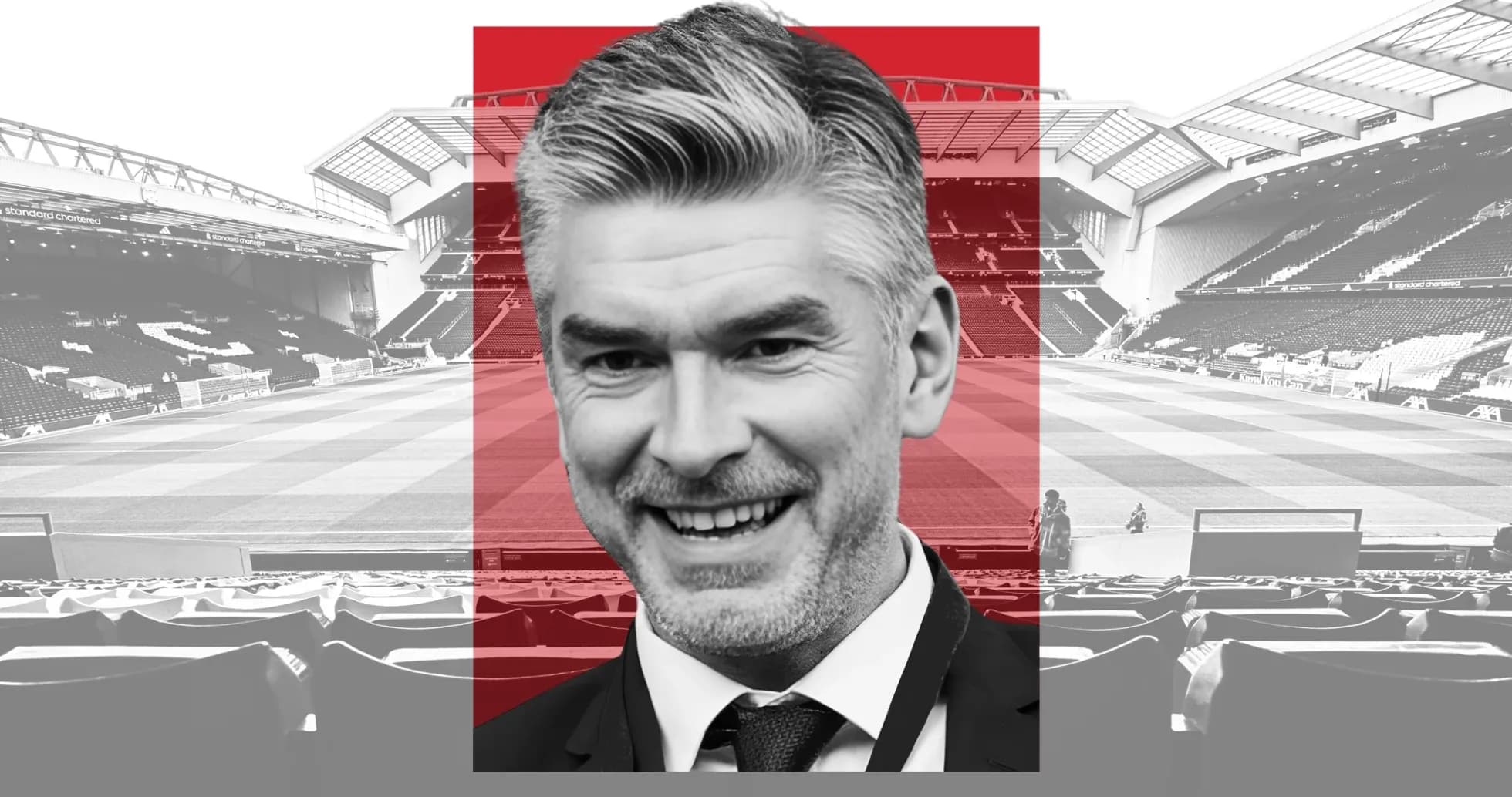 Persona sonriendo en un estadio de fútbol vacío