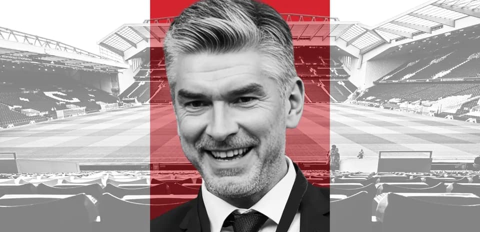 Persona sonriendo en un estadio de fútbol vacío
