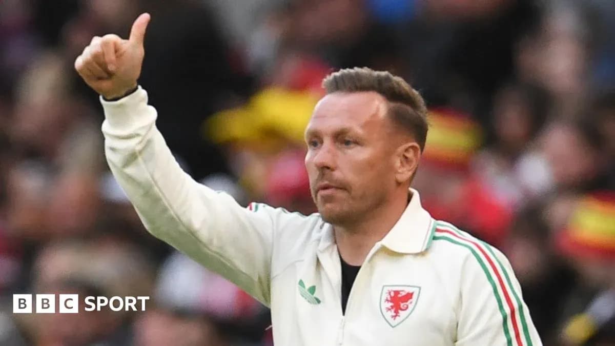 Entrenador haciendo señal de aprobación durante el partido