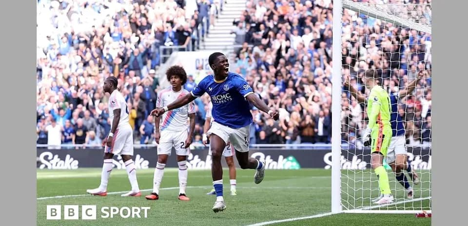 Jugador de Everton celebra gol frente a la afición