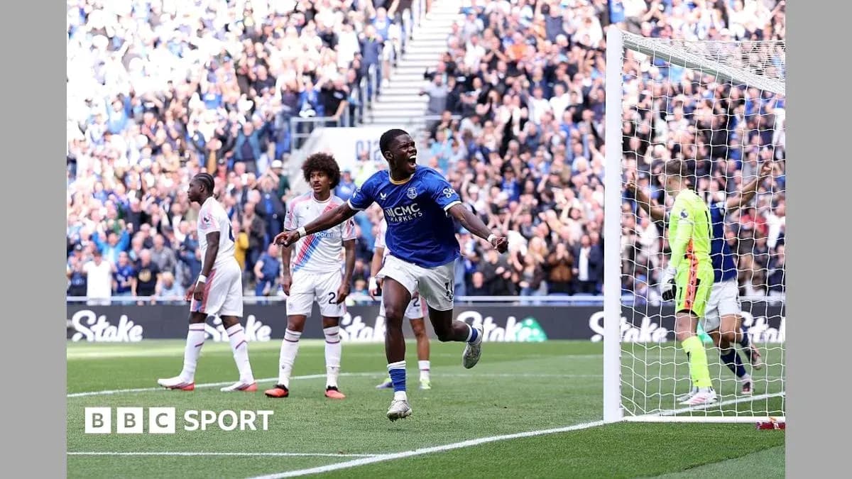 Jugador de Everton celebra gol frente a la afición