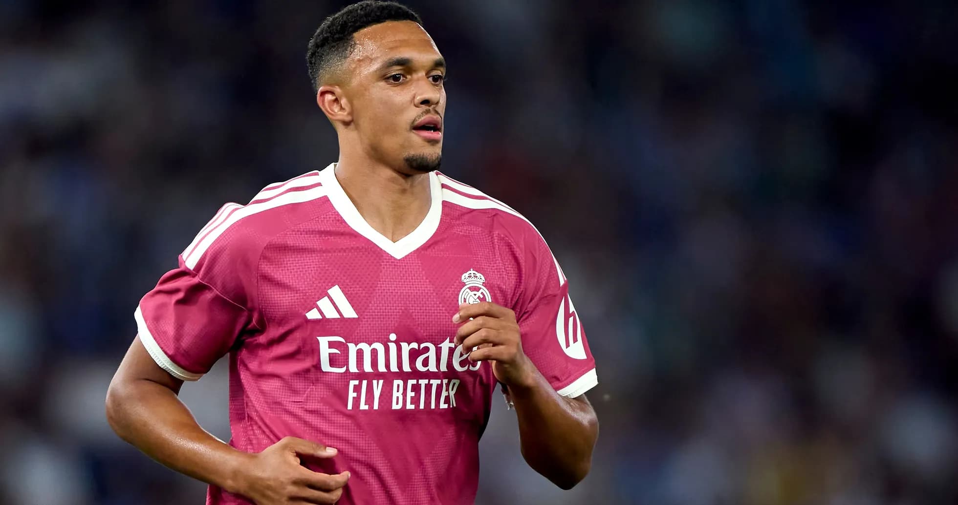 Jugador de Real Madrid corriendo en uniforme rosa