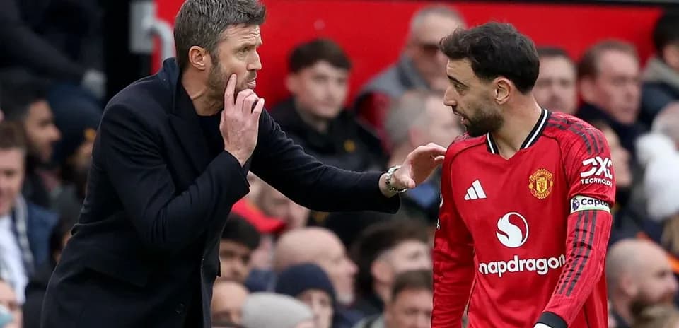 Entrenador conversando con jugador en el campo