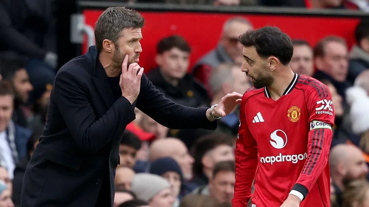 Entrenador conversando con jugador en el campo