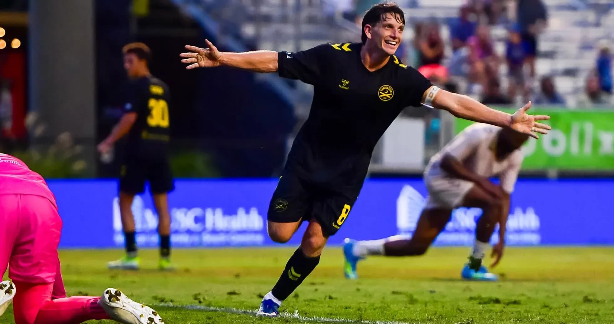 Jugador del Charleston Battery celebrando un gol
