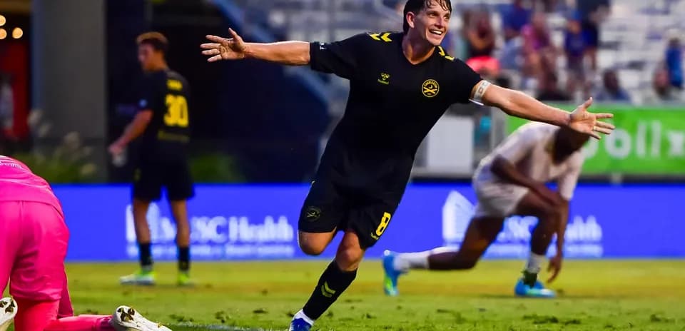 Jugador del Charleston Battery celebrando un gol