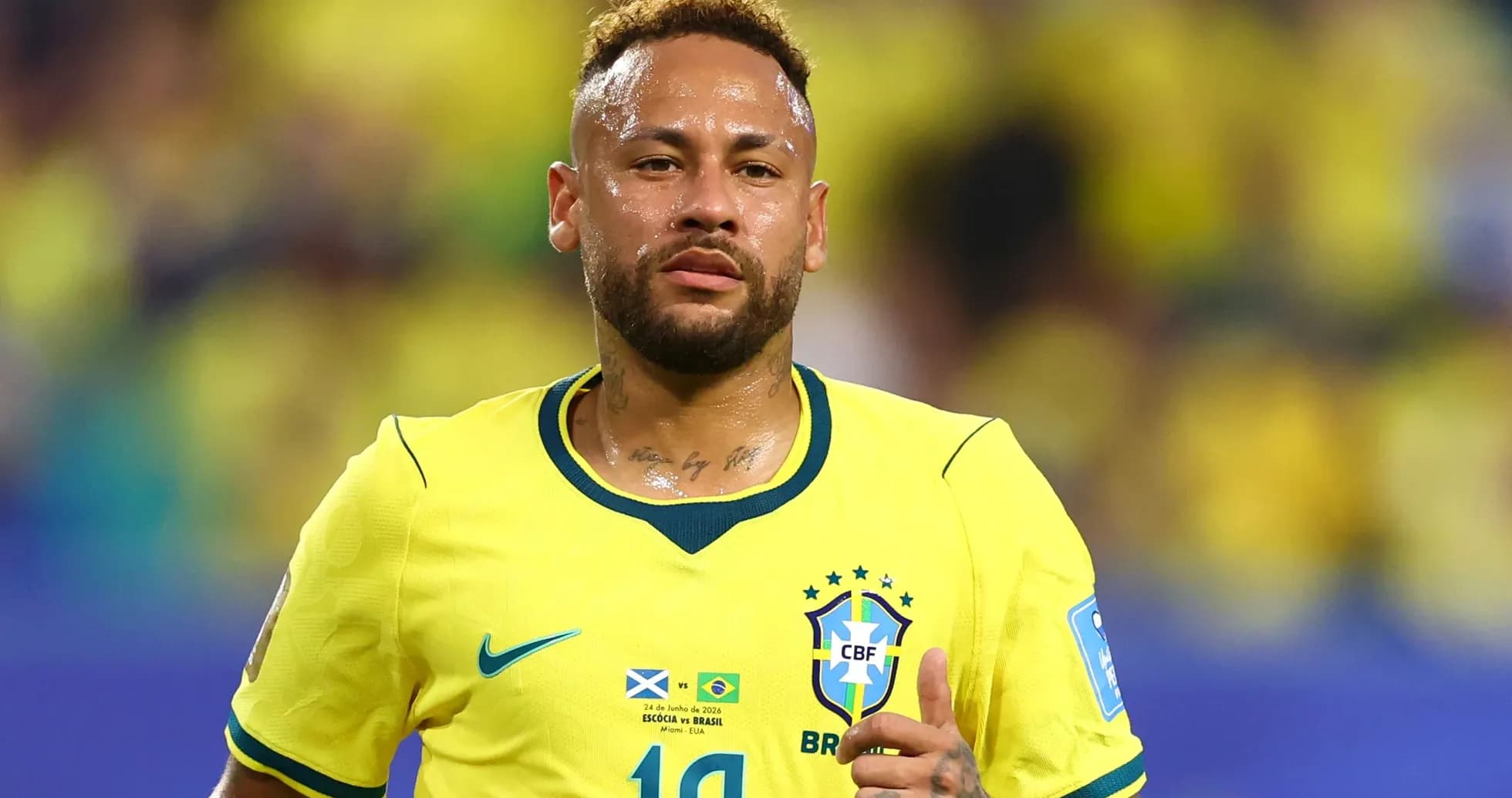 Neymar en camiseta amarilla de Brasil durante partido