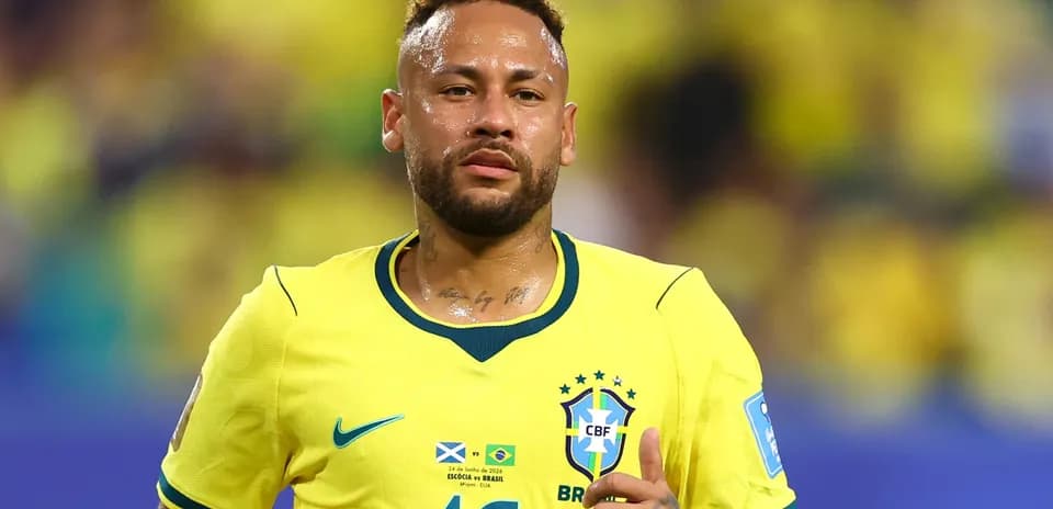 Neymar en camiseta amarilla de Brasil durante partido