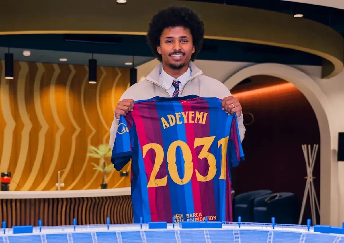 Jugador mostrando camiseta del FC Barcelona con nombre