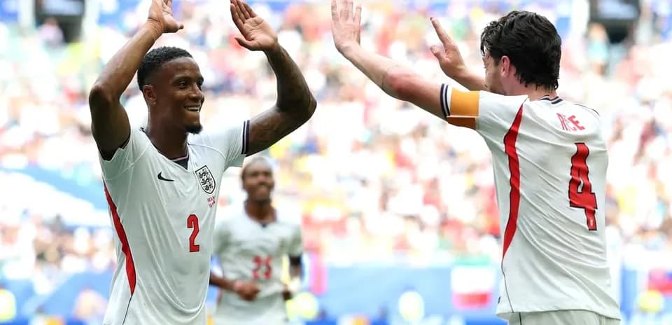 Jugadores de Inglaterra celebrando un gol en partido