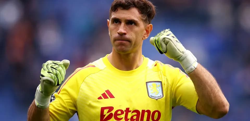 Portero de Aston Villa celebrando con puños cerrados