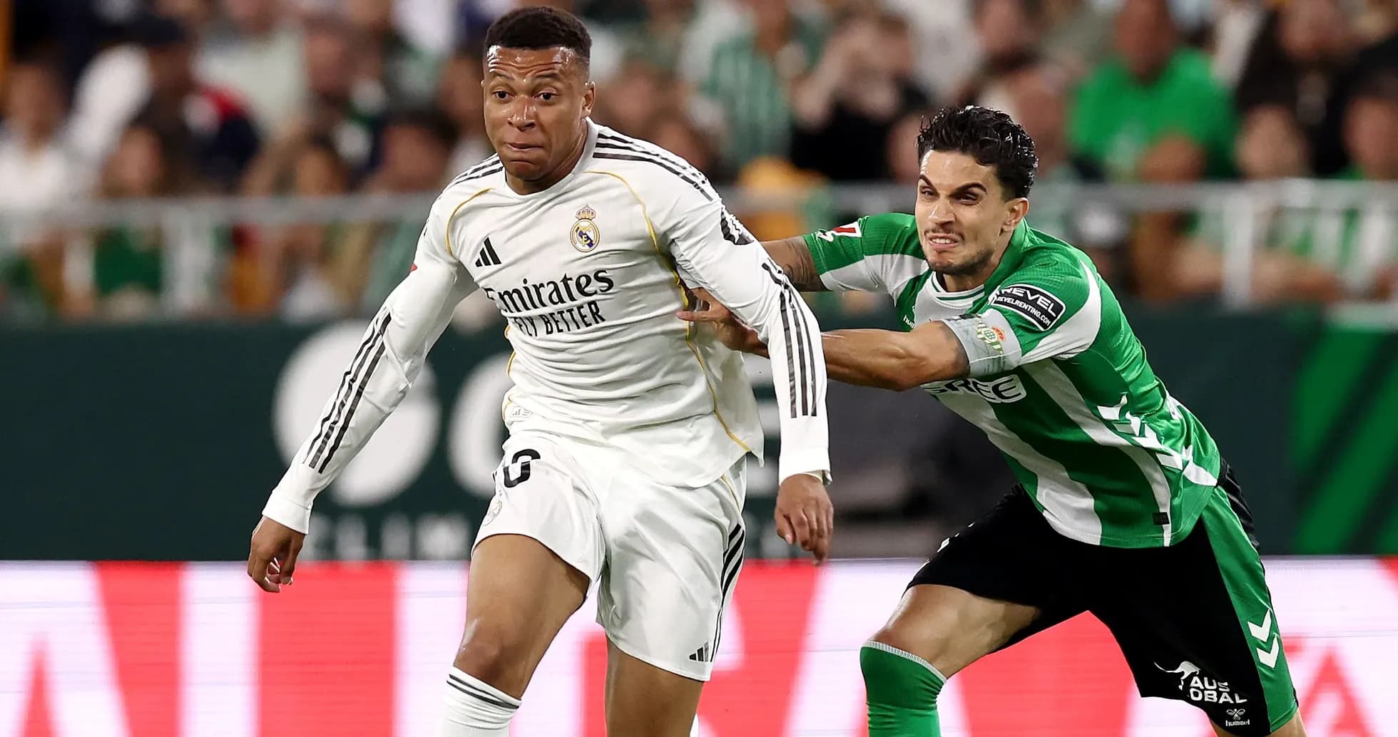 Jugador de Real Madrid corriendo mientras es marcado