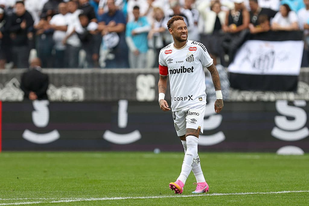 Neymar jugando en el campo con camiseta de Santos