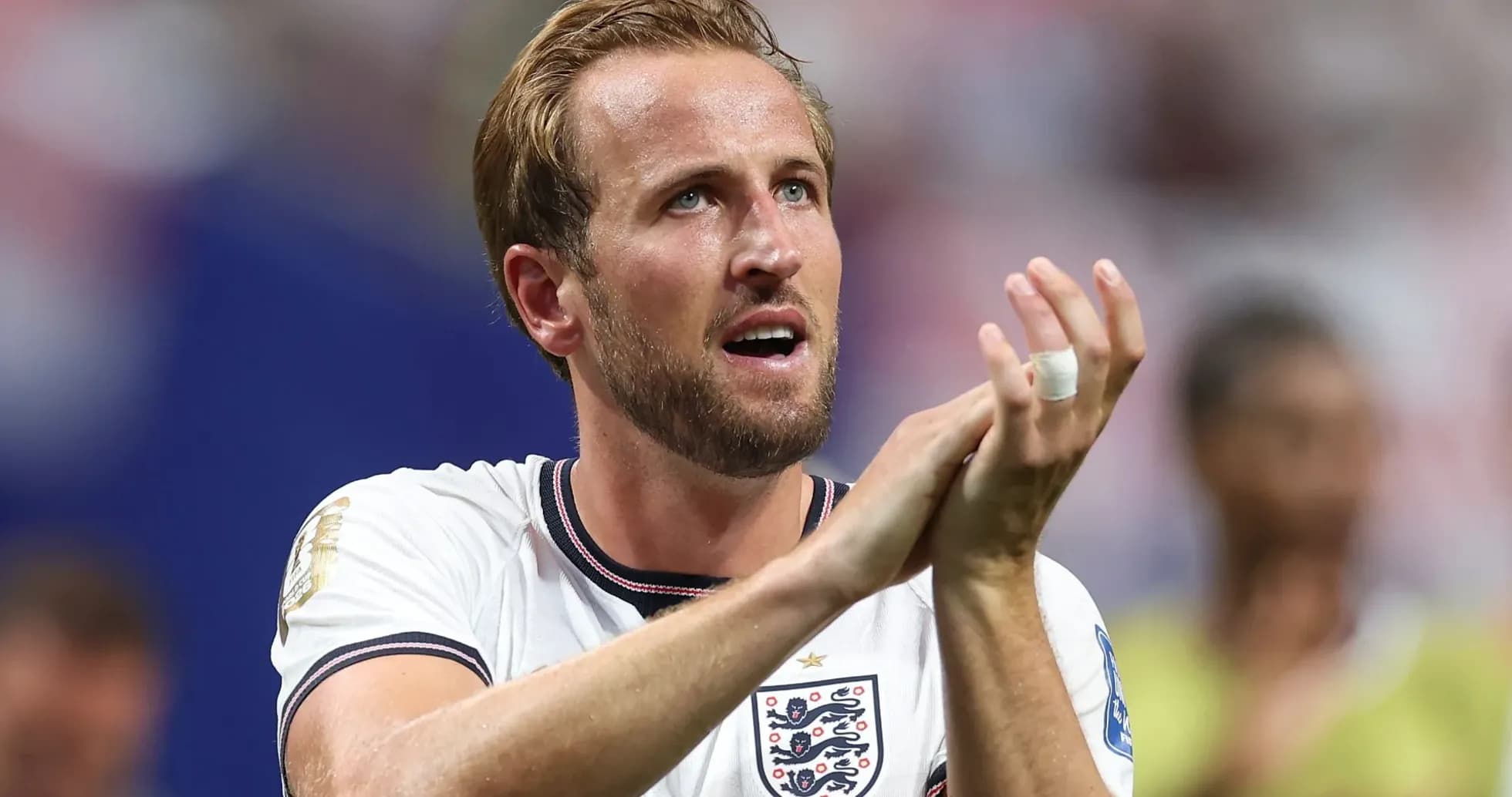 Jugador aplaudiendo después del partido con Inglaterra