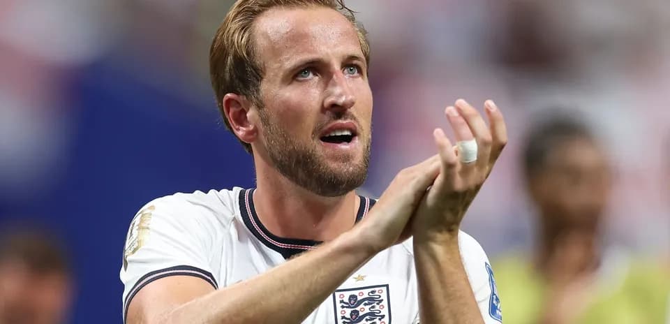 Jugador aplaudiendo después del partido con Inglaterra