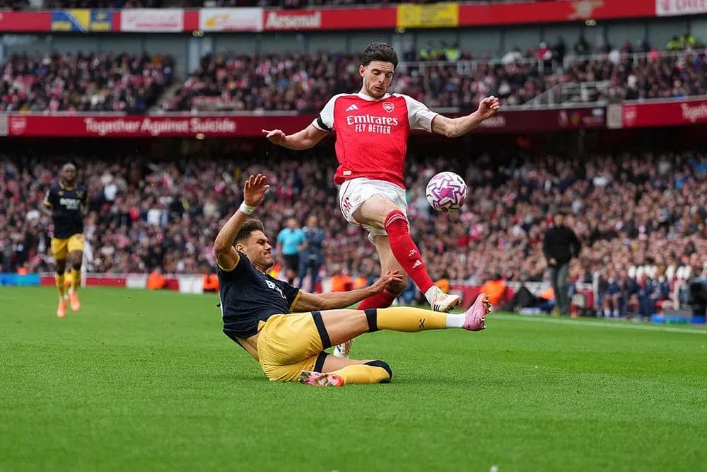 Un jugador de Arsenal esquivando a un oponente