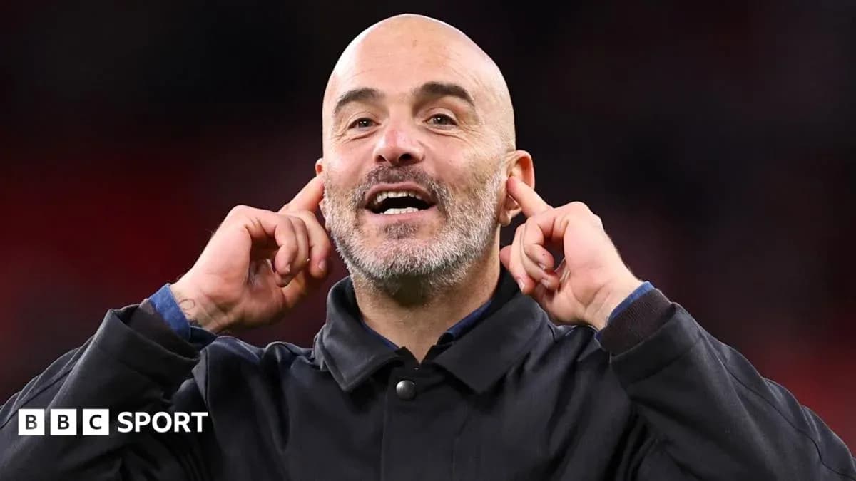 Entrenador señalando sus oídos en el campo