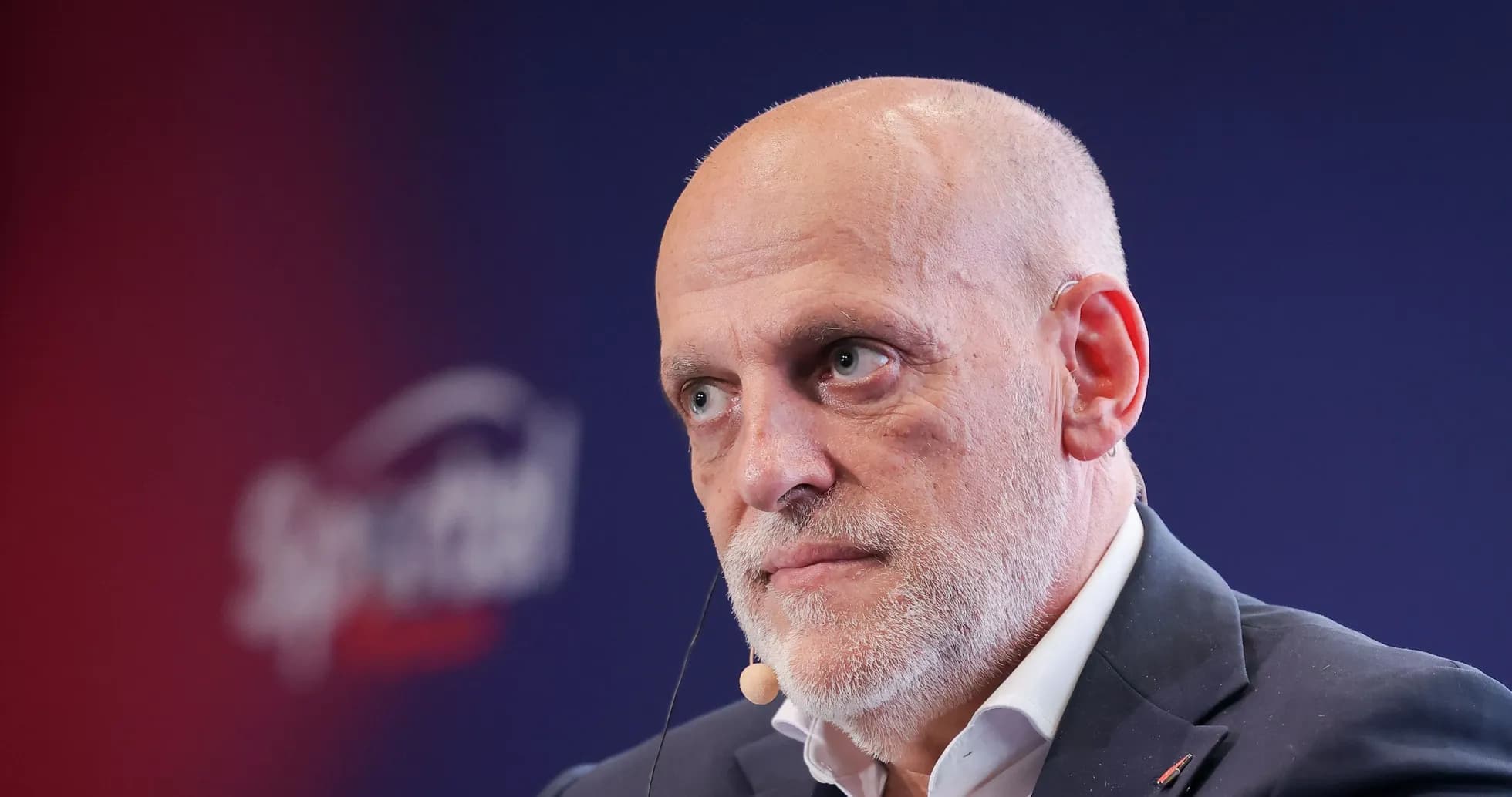Hombre hablando en una conferencia de prensa