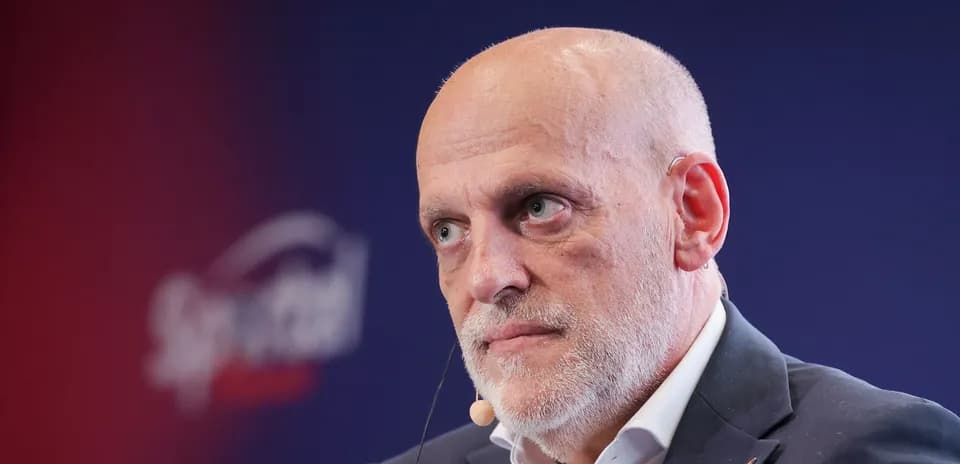 Hombre hablando en una conferencia de prensa