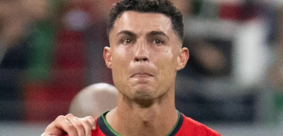 Jugador con camiseta de Portugal en el campo