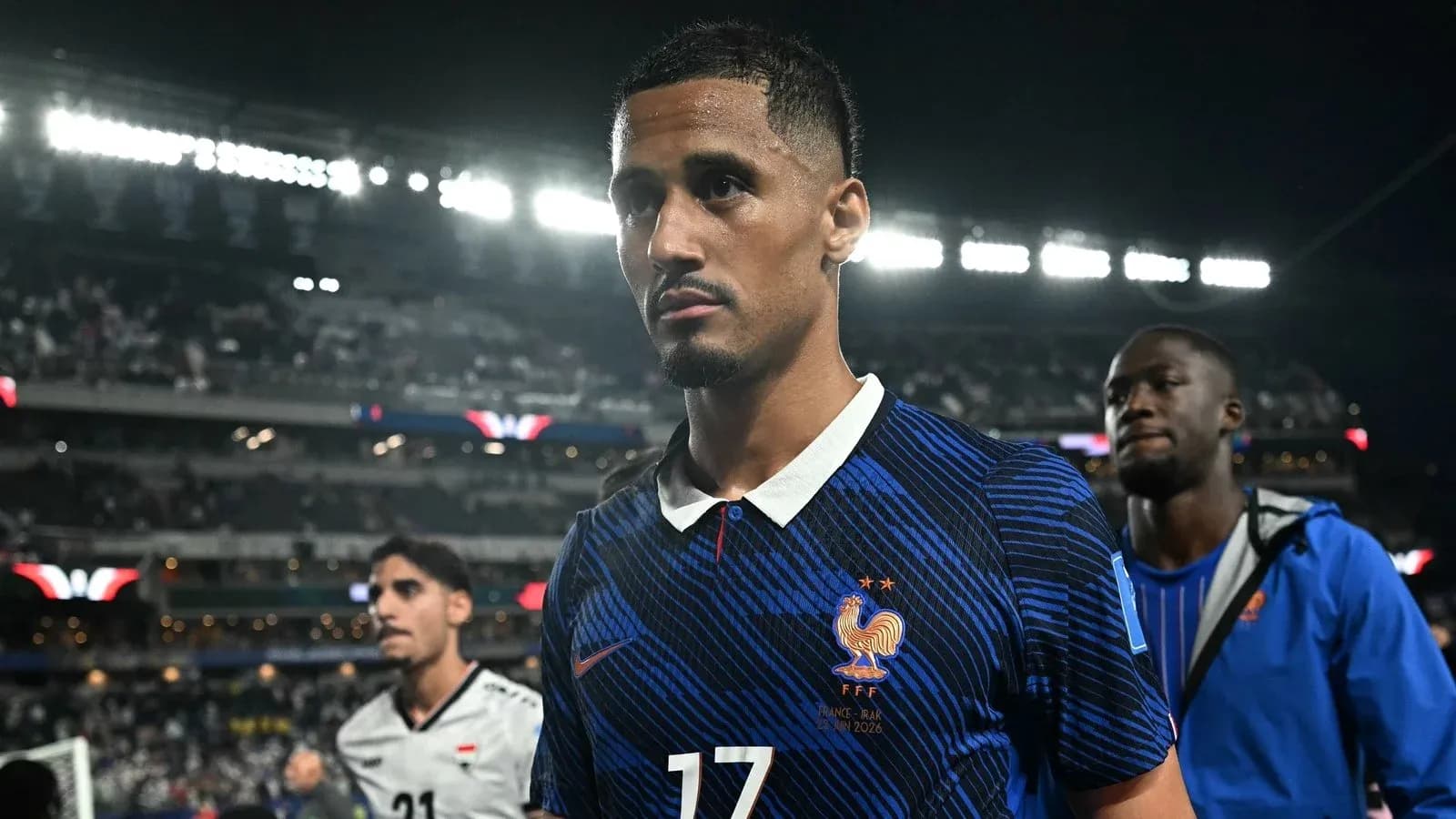 Jugador francés saliendo del campo tras el partido