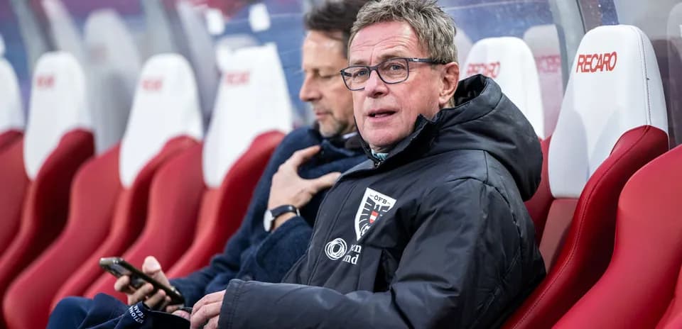Entrenador sentado en banco durante el partido