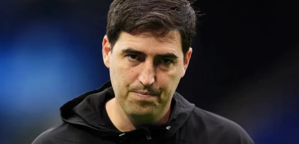 Entrenador mirando durante una conferencia de prensa