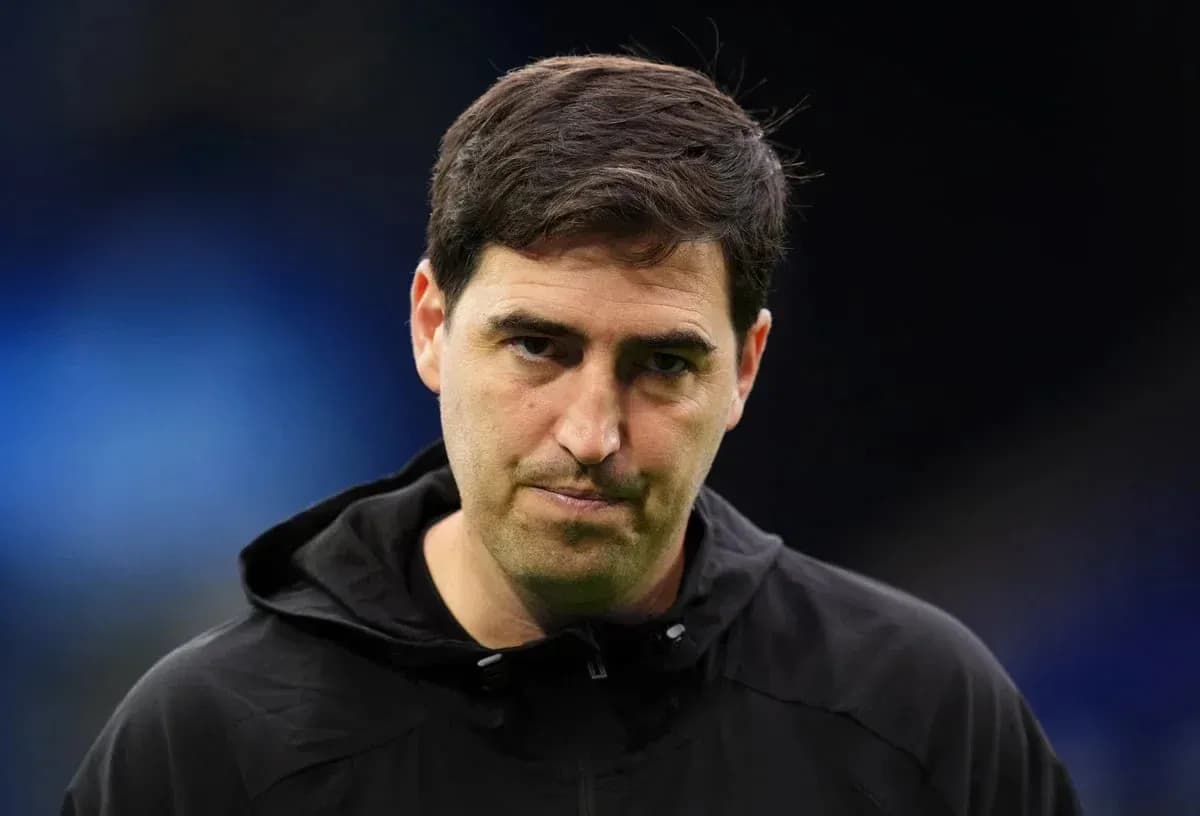 Entrenador mirando durante una conferencia de prensa