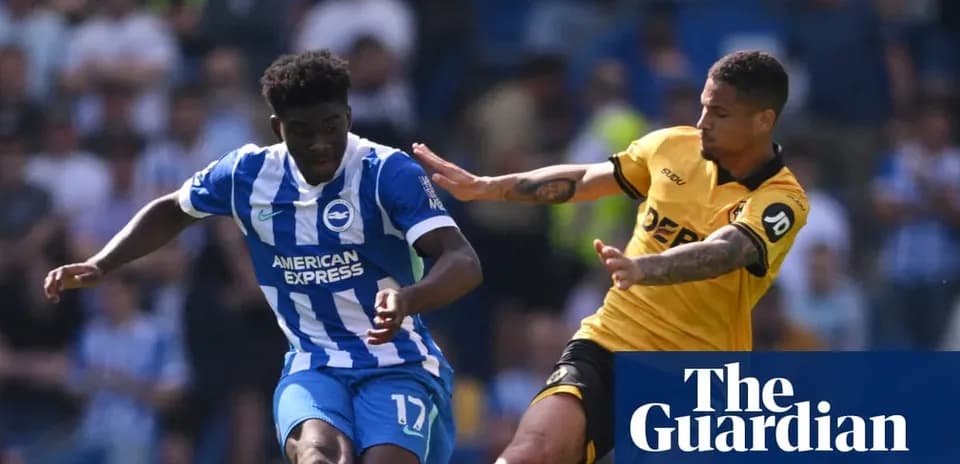 Jugador de Brighton evadiendo a oponente de Wolverhampton