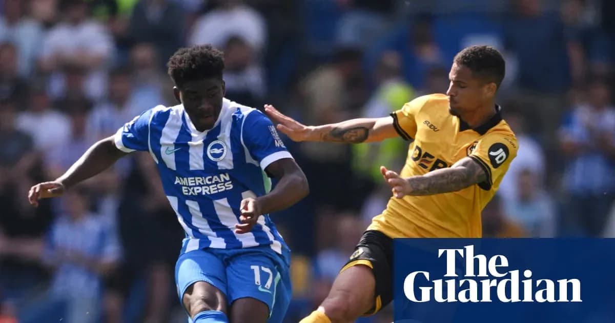 Jugador de Brighton evadiendo a oponente de Wolverhampton