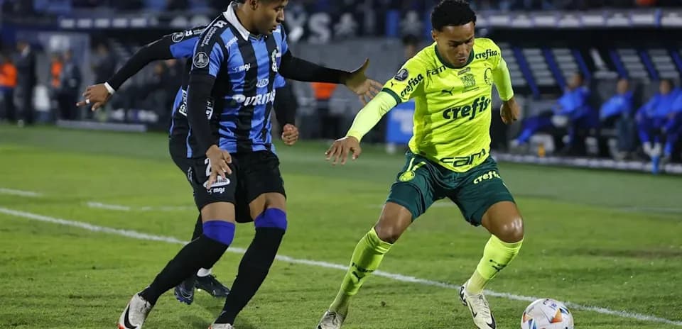Jugador con balón siendo marcado durante el partido