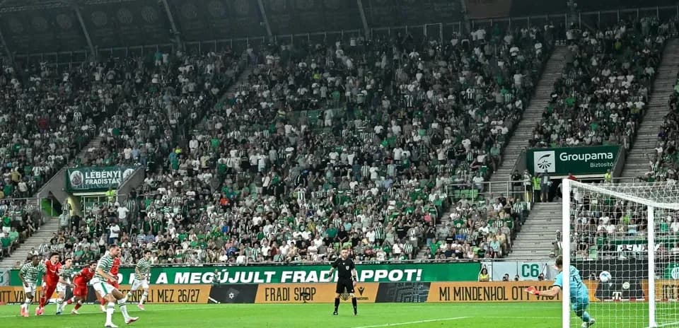 Un penalti lanzado en el estadio lleno