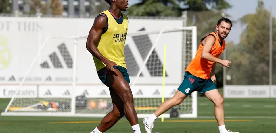 Jugadores entrenando en la cancha de fútbol