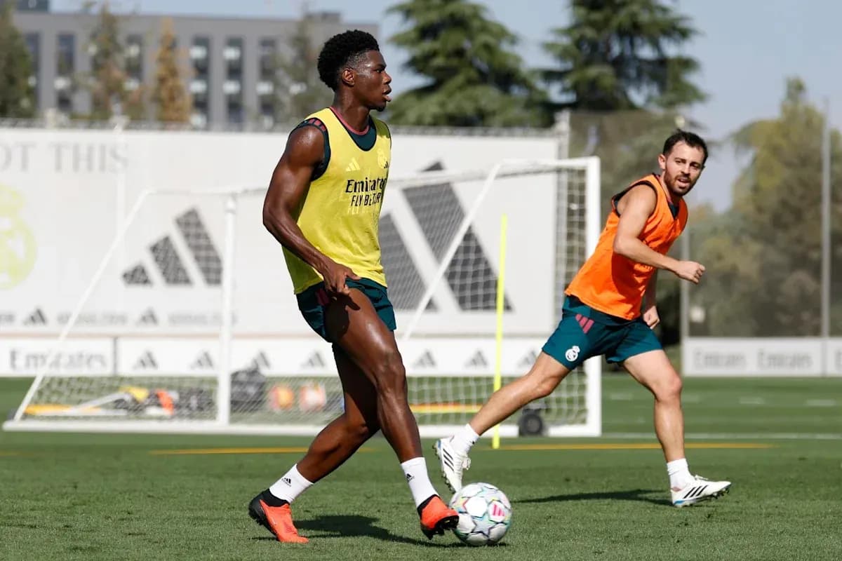 Jugadores entrenando en la cancha de fútbol