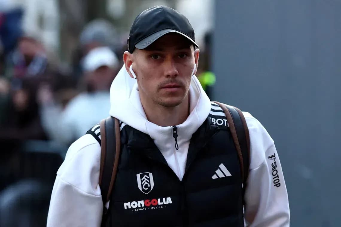 Jugador llegando al estadio con auriculares puestos
