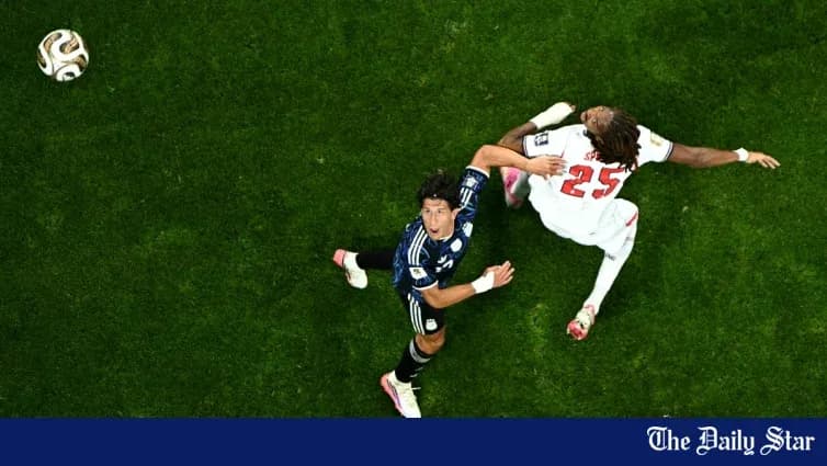 Jugador de Japón evitando a oponente durante partido