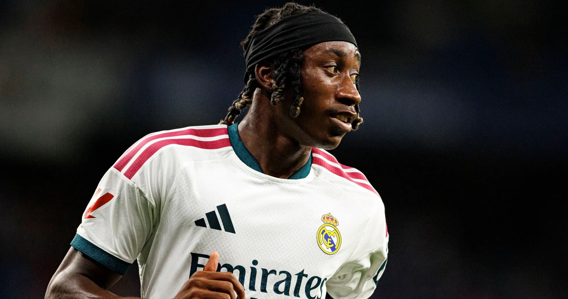 Jugador de Real Madrid corriendo en el campo