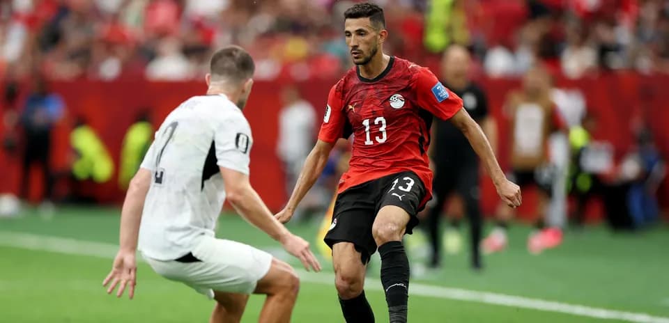 Jugador de Egipto driblando a oponente durante partido